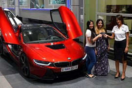 Công chúa Abu Dhabi sắm “siêu xe xanh” BMW i8 